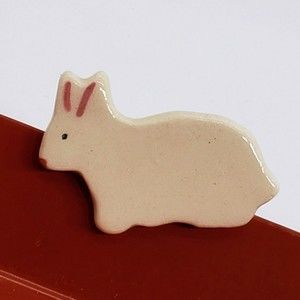 Adorable Vintage Hand Painted White Bunny Rabbit Ceramic Pre Owned Brooch Pin